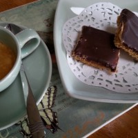 Vegan caramel slice